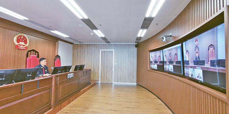 智慧法院建設有力推動了技術運用與司法審判深度融合，為群眾訴訟和法官辦案提供了智能化、一體化、協同化服務。圖為2019年11月，廣州互聯網法院開展涉網金融借款糾紛在線示范庭審，來自全國各地的2500多名類案當事人旁聽了該案的調解過程。　新華社發 毛一竹/攝